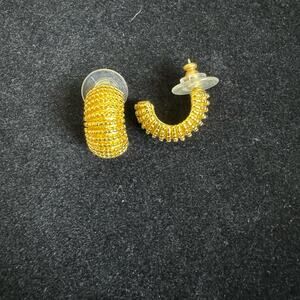 Trifari VINTAGE Yellow Gold Tone‎ Textured Oversized Cuff Earrings Pierced Ears